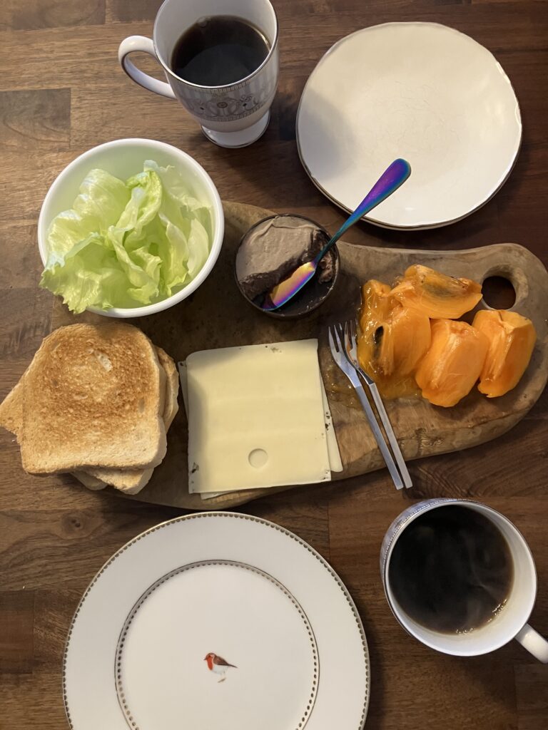 渋柿・レバーペースト・チーズのサンドイッチ