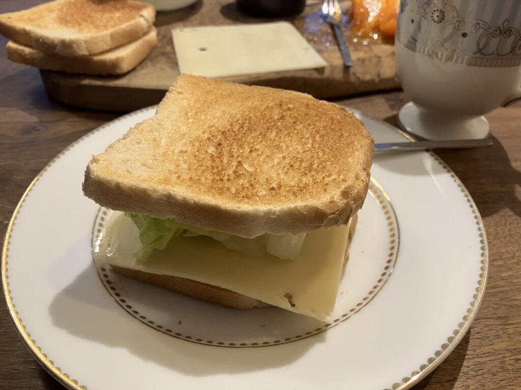 渋柿・レバーペースト・チーズのサンドイッチ