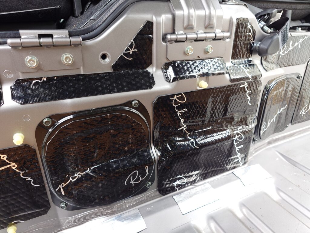 日産NV350キャラバンにデッドニングシートを貼る